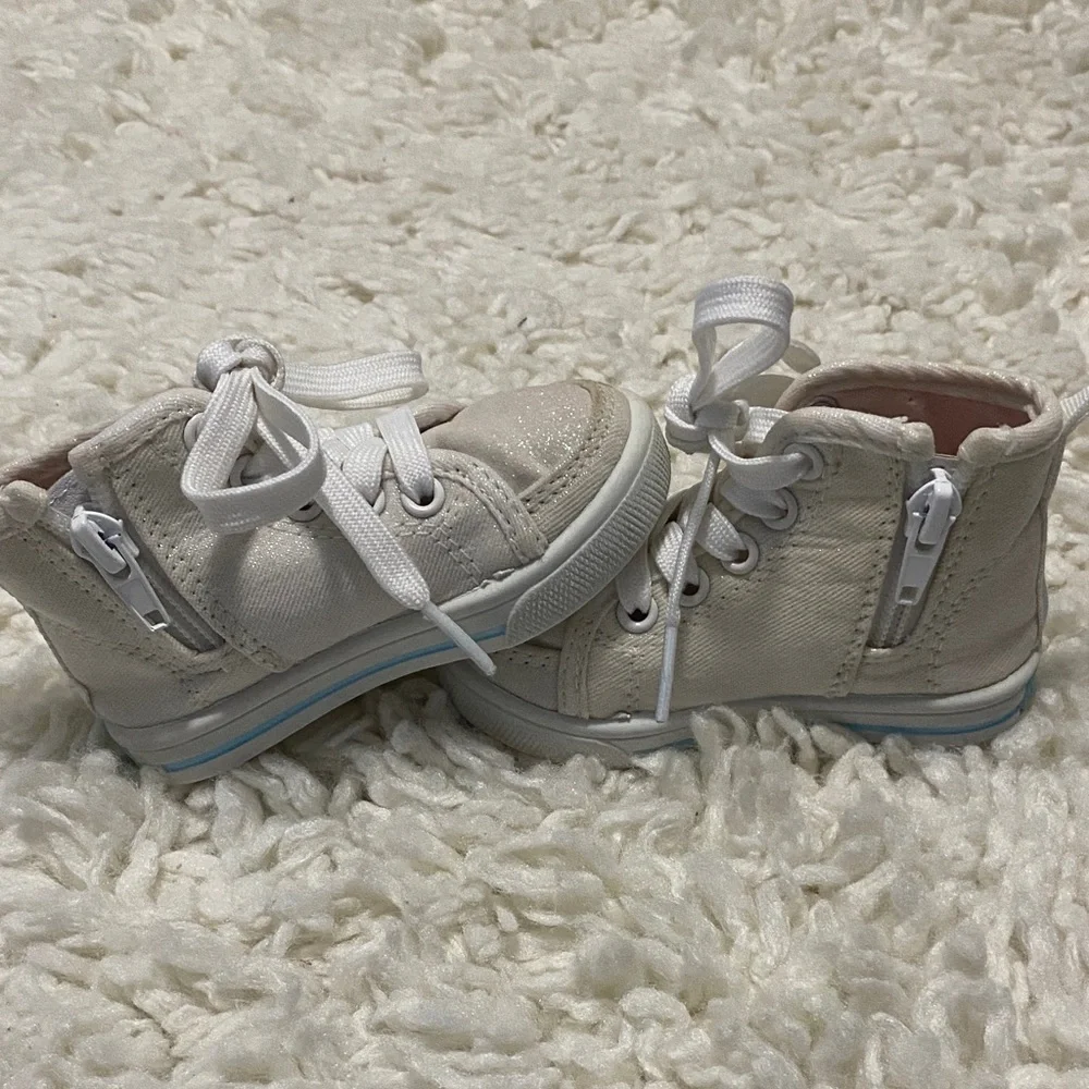 Carters baby girl size 4 Unicorn Embroidered  white glittery High-Top Sneakers